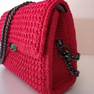 Κόκκινη πλεκτή τσάντα με μαύρες λεπτομέρειες - χιαστί, πλεκτές τσάντες, μικρές, μικρές - 4