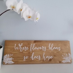 "Where flowers bloom, so does hope" - Ξύλινη διακοσμητική πινακίδα 60 × 20εκ. - πίνακες & κάδρα, χειροποίητα, διακόσμηση σαλονιού - 2