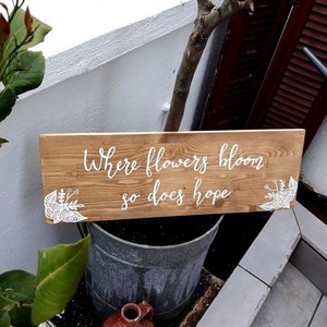 "Where flowers bloom, so does hope" - Ξύλινη διακοσμητική πινακίδα 60 × 20εκ. - πίνακες & κάδρα, χειροποίητα, διακόσμηση σαλονιού - 4