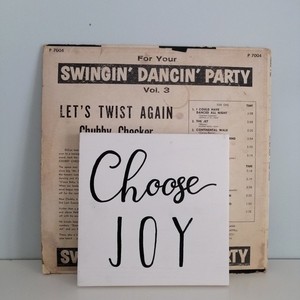 "Choose joy" - Ξύλινη πινακίδα 20 × 20 εκ. για την είσοδο / το καθιστικό - πίνακες & κάδρα, χειροποίητα, ξύλινα διακοσμητικά, διακόσμηση σαλονιού - 2