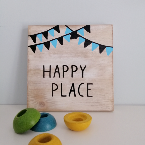 "HAPPY PLACE" - Ξύλινη πινακίδα 20 × 20 εκ. για το βρεφικό / παιδικό δωμάτιο / δώρο βάπτισης - χειροποίητα, δώρα για βάπτιση, παιδική διακόσμηση, ξύλινα διακοσμητικά, παιδικοί πίνακες - 3