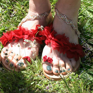 Boho Χειροποίητα Δερμάτινα Σανδάλια με κόκκινα λουλούδια. - γυναικεία, λουλούδια, σανδάλια, λουλούδι, ankle strap - 4