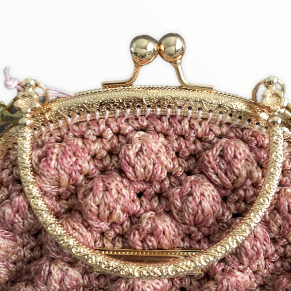 Χειροποίητη πλέκτη ροζ-σομόν τσάντα με μεταλλικό κούμπωμα-χερούλι.- Μήκος: 24 εκ. - ώμου, πλεκτές τσάντες, μικρές, μικρές, φθηνές - 3