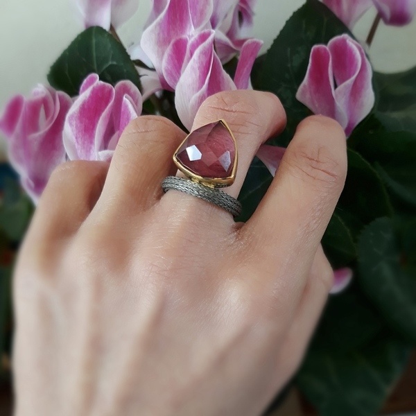 Ruby Triangle Ring - Ασημένιο Τρίγωνο Δαχτυλίδι με Ρουμπίνι - επιχρυσωμένα, ασήμι 925, γεωμετρικά σχέδια, μεγάλα, επιπλατινωμένα