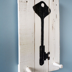 Ξύλινη χειροποίητη κρεμάστρα τοίχου "Κλειδί" 2 θέσεων - κλειδί, οικολογικό, κρεμάστρες, ξύλινα διακοσμητικά τοίχου - 3