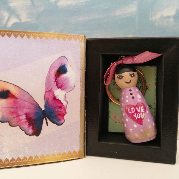Mini ξύλινη κούκλα Peg Doll ζωγραφισμένη στο χέρι. Ιδανικό δώρο για την γιορτή της Μητέρας - ξύλινο, γιορτή της μητέρας, ανδρικά μπρελόκ - 4
