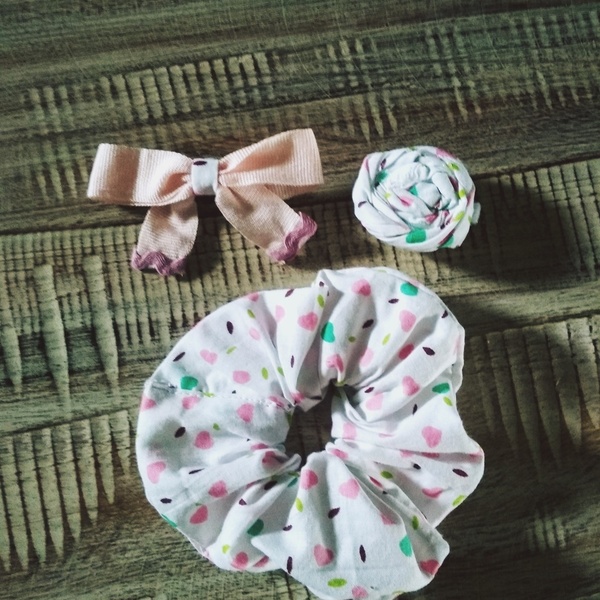 Σετ παιδικά κοκαλάκια με 2 hair clips/τσιμπιδάκια με λουλούδια και φιόγκο και ένα λαστιχάκι μαλλιών scrunchie σε άσπρο χρώμα. - λουλούδια, σετ δώρου, αξεσουάρ μαλλιών, τσιμπιδάκια μαλλιών, hair clips - 2