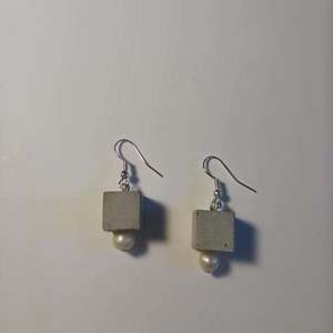 Σκουλαρίκια "Cubes & Pearls" - επάργυρα, μικρά, κρεμαστά