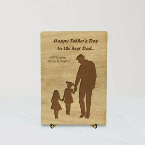 Ξύλινη Κάρτα (Πατέρας με δυο κόρες) με χάραξη του ονόματος σου - Δώρο για την Γιορτή του Πατέρα - ξύλο, δώρο, οικογένεια, δώρα για άντρες, δώρα για τον μπαμπά