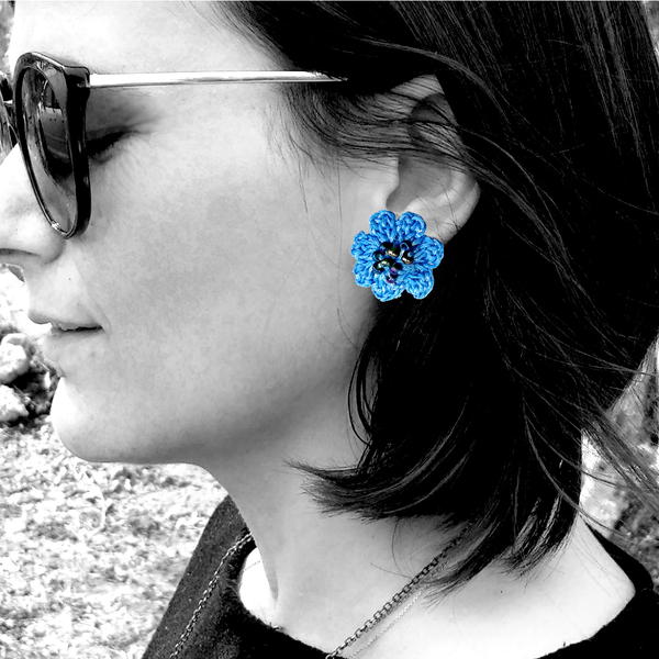 Πλεκτά σκουλαρίκια λουλούδι σε μπλε αποχρώσεις - κερωμένα κορδόνια, λουλούδι, καρφωτά, πλεκτά - 3