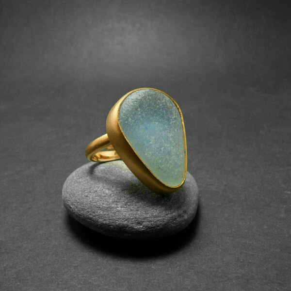 " Golden Seaglass ring" - Xειροποίητο επίχρυσο ματ δαχτυλίδι με γυαλάκι της θάλασσας! - ημιπολύτιμες πέτρες, επιχρυσωμένα, μικρά, μικρά, boho, αυξομειούμενα, φθηνά - 2