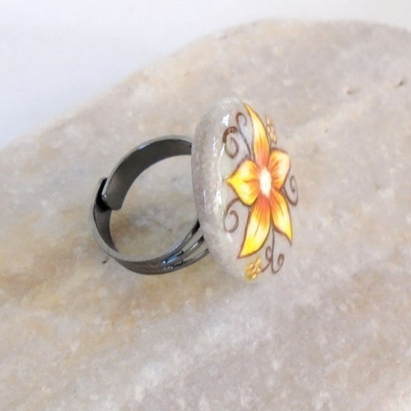 Δαχτυλίδι, ζωγραφισμένη πέτρα, με λουλούδι σε κίτρινες αποχρώσεις. - ζωγραφισμένα στο χέρι, λουλούδι, μεγάλα, βότσαλα, αυξομειούμενα - 2