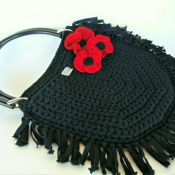 Χειροποίητη total black tote bag, καθημερινή μαύρη τσάντα με κρόσσια, πλεγμένη με ταλιατέλα οι διαστάσεις της : 38*34 - ώμου, crochet, χειροποίητα, μεγάλες, πλεκτές τσάντες - 5