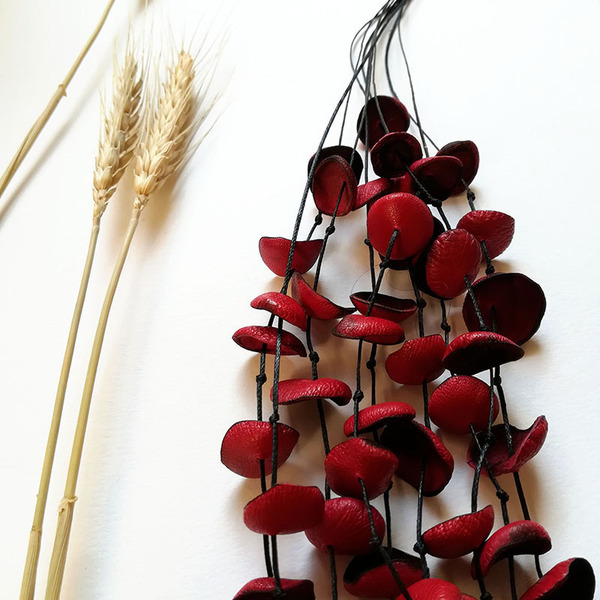 Δερμάτινο λουλουδένιο κόκκινο κολιέ (εικαστικό κόσμημα) - δέρμα, χειροποίητα, μαμά, μακριά, λουλούδι
