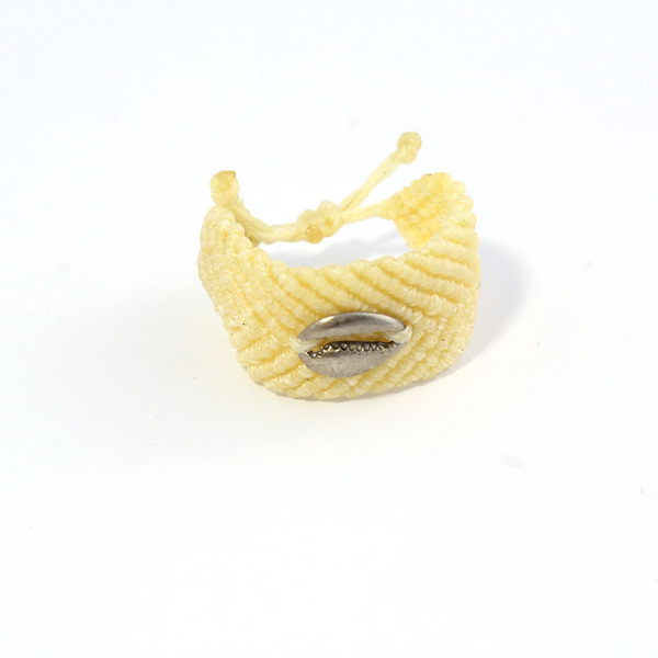 Δαχτυλίδι μακραμέ με κοχύλι σε κίτρινο χρωματισμό - κοχύλι, μακραμέ, απαραίτητα καλοκαιρινά αξεσουάρ, μικρά, αυξομειούμενα, δώρα για γυναίκες
