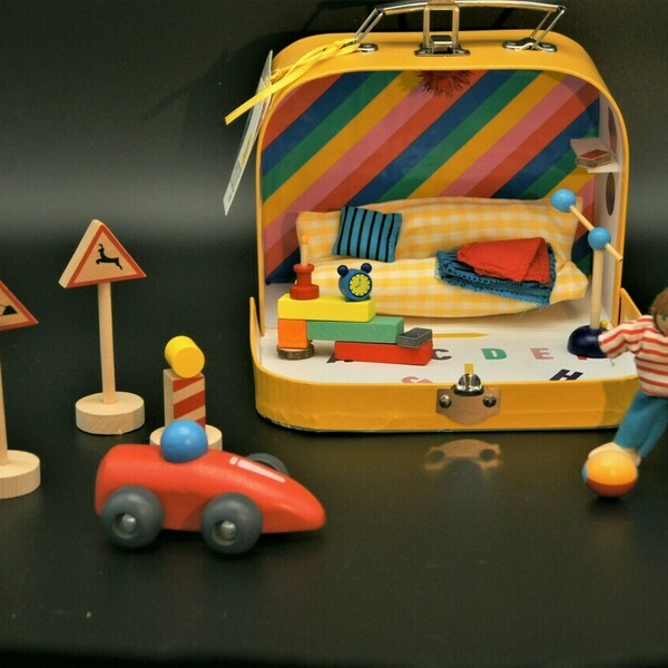 Χειροποίητο Κουκλόσπιτο με μινιατούρες σε μεταφερόμενο βαλιτσάκι - δώρο, αυτοκίνητα, ξύλινα παιχνίδια - 2