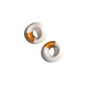 Στρογγυλά σκουλαρίκια "Bomi" λευκά από τσιμέντο - καρφωτά, φθηνά