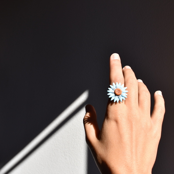 "Baby blue daisies"- Σετ χειροποίητα σκουλαρίκια, κολιέ και δαχτυλίδι με γαλάζια μαργαρίτα (πηλός, ατσάλι) - δώρο, πηλός, λουλούδι, σετ κοσμημάτων - 2