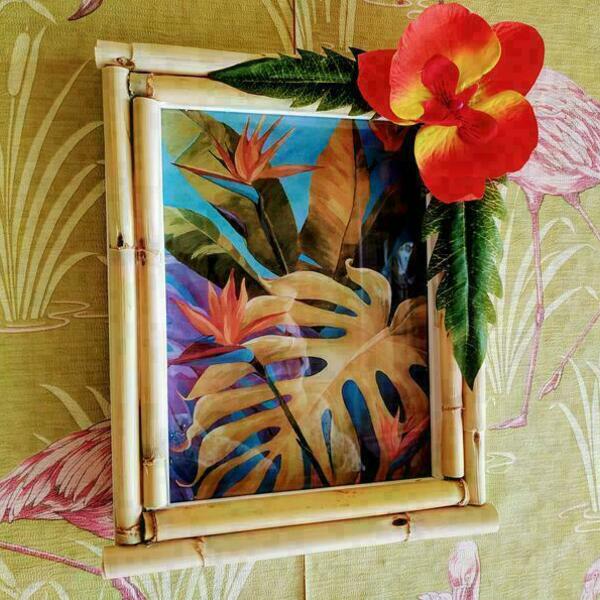 Κορνίζα ρετρό μπαμπού με λουλούδι με σύνθεση εξωτικών φύλλων - vintage, πίνακες & κάδρα