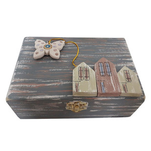 Κοσμηματοθήκη ξύλινη χειροποίητη ζωγραφισμένη στο χέρι Σπίτια με κεραμική πεταλούδα 18x8x12 Πολύχρωμο Καπαδάκης - κοσμηματοθήκη, χειροποίητα, ζωγραφισμένα στο χέρι, ξύλινα διακοσμητικά, δώρα για γυναίκες
