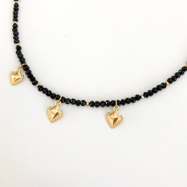 Kολιέ με μαύρες χάντρες και χρυσά στοιχεία - charms, ορείχαλκος, χάντρες, κοντά, boho