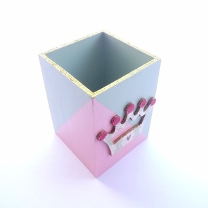 Μολυβοθήκη σε παστέλ χρώματα με τρίγωνα και κορώνα από ξύλο 8x8x11 εκ - κορίτσι, κορώνα, ξύλινα διακοσμητικά