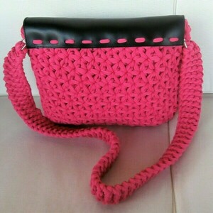 Νεανική χειροποίητη τσάντα ταχυδρόμου πλεγμένη με ροζ t-shirt yarn με διαστάσεις : 32*25*6 - ώμου, χειροποίητα, μεγάλες, all day, πλεκτές τσάντες - 4