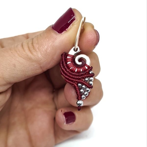 Μίνιμαλ σκουλαρίκια μακραμέ σε κόκκινο χρώμα - ημιπολύτιμες πέτρες, επάργυρα, μακραμέ, μικρά, κρεμαστά - 4