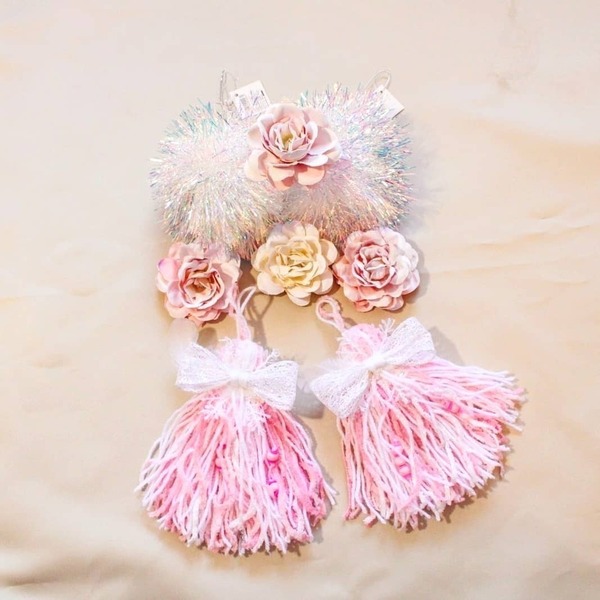 Γούρι , χειροποίητη φούντα με ροζ -λευκό μαλλί και λευκό φιόγκο - κορίτσι, δώρο, διακοσμητικά, χριστουγεννιάτικα δώρα, γούρια - 2