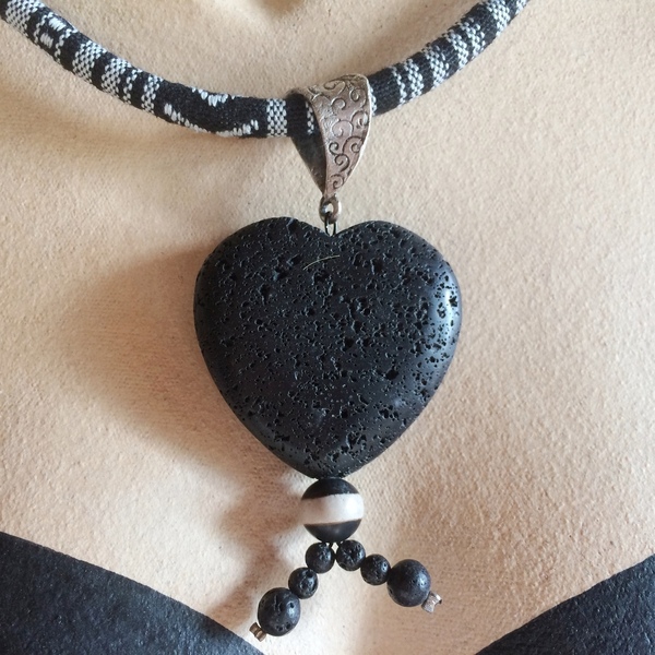Κοντό ασπρόμαυρο κολιέ με καρδιά από λάβα - ημιπολύτιμες πέτρες, ύφασμα, charms, καρδιά, κοντά - 3