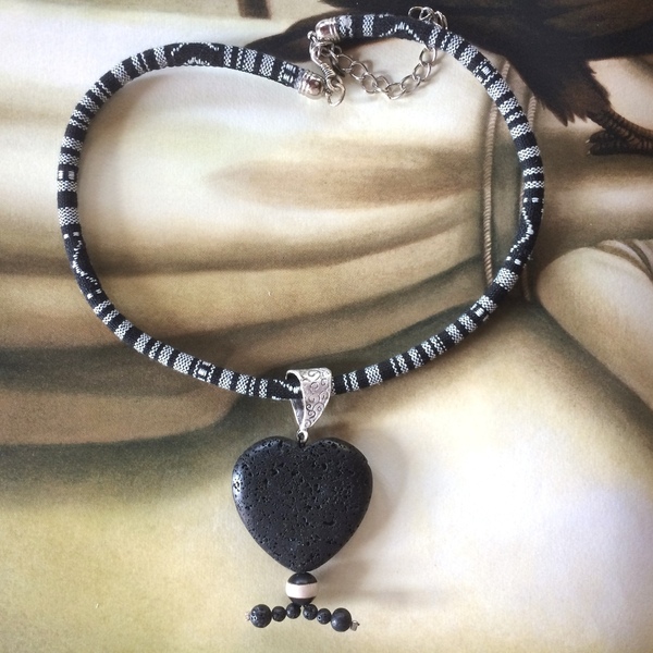 Κοντό ασπρόμαυρο κολιέ με καρδιά από λάβα - ημιπολύτιμες πέτρες, ύφασμα, charms, καρδιά, κοντά - 4