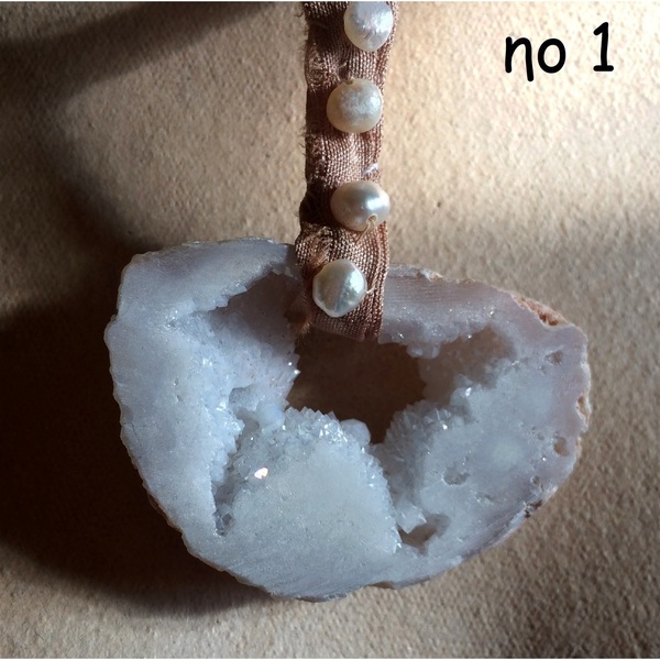 Μενταγιόν με λευκό φυσικό αχάτη και μαργαριτάρια. - δέρμα, ημιπολύτιμες πέτρες, κοντά - 3