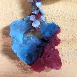 Μενταγιόν με μπλε-μπορντώ βαμμένο αχάτη - δέρμα, ημιπολύτιμες πέτρες, ύφασμα, κοντά, μενταγιόν - 3