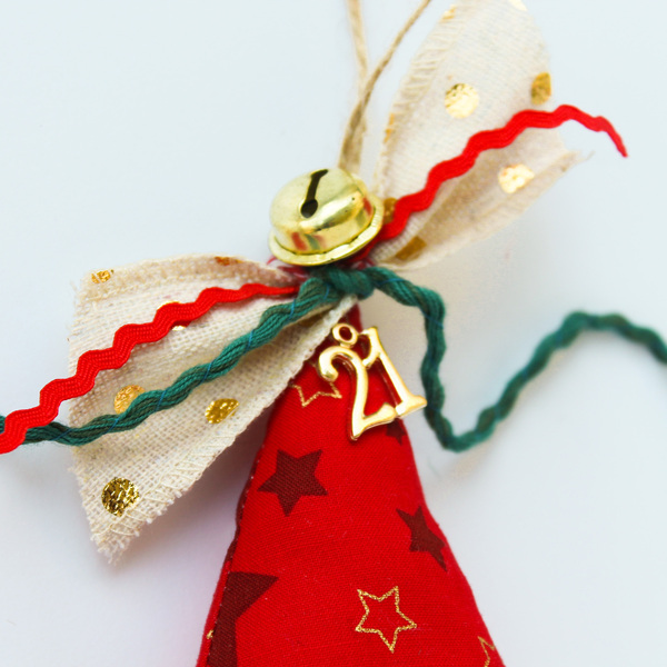 Γούρι κόκκινο δεντράκι σε ξύλο κανέλας - ύφασμα, χριστουγεννιάτικα δώρα, γούρια, δέντρο - 4