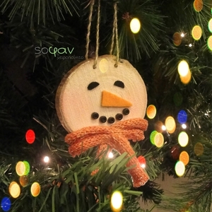 "Χιονάνθρωπος!" – Λευκός Χιονάνθρωπος χειροποίητο στολίδι δέντρου από ξύλο, μάλλινο κασκόλ και ανάγλυφα στοιχεία, διάμετρος 10 εκ. - ξύλο, χιονάνθρωπος, χριστουγεννιάτικα δώρα, στολίδι δέντρου, στολίδια - 3
