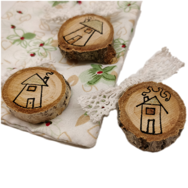 "Σπιτάκια!" - Χειροποίητα μαγνητάκια σετ 3 τμχ. από καφέ ξύλο διαμέτρου 4 εκ. και λευκή δαντέλα - ξύλο, σπιτάκι, πρωτότυπα δώρα, μαγνητάκια, μαγνητάκια ψυγείου - 4