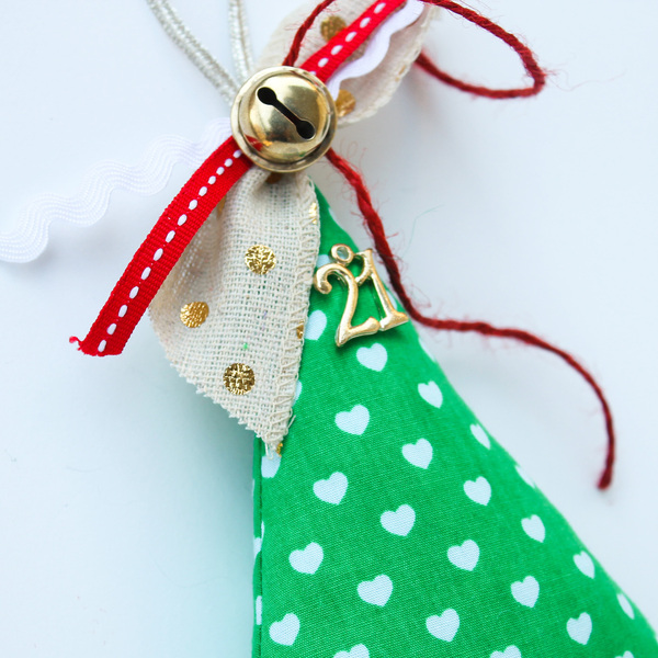 Γούρι δεντράκι πράσινο με καρδούλες σε ξύλο κανέλας - ύφασμα, χριστουγεννιάτικα δώρα, γούρια, δέντρο - 4