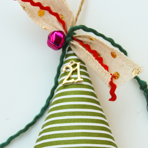 Γούρι δεντράκι πράσινο ριγέ σε ξύλο κανέλας - ύφασμα, χριστουγεννιάτικα δώρα, γούρια, δέντρο - 4