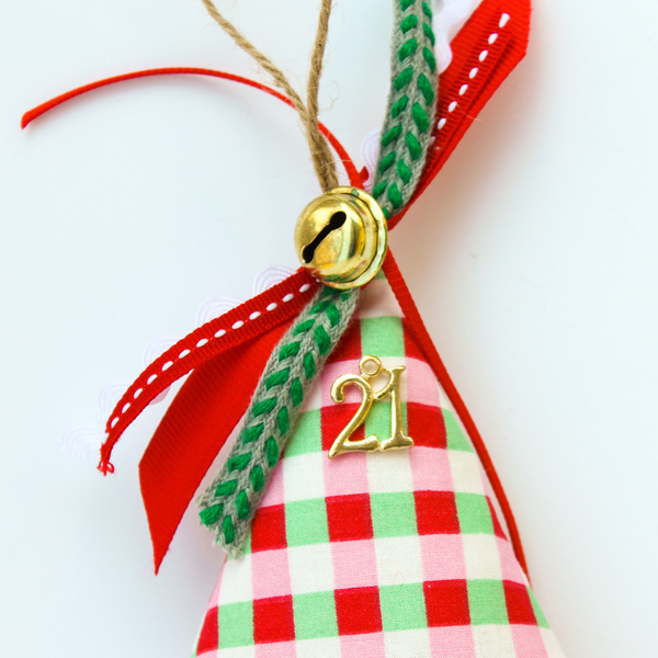 Γούρι δεντράκι πράσινο καρό σε ξύλο κανέλας - ύφασμα, χριστουγεννιάτικα δώρα, γούρια, δέντρο - 4