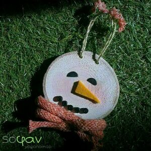 "Χιονάνθρωπος!" – Λευκός Χιονάνθρωπος χειροποίητο στολίδι δέντρου από ξύλο, μάλλινο κασκόλ και ανάγλυφα στοιχεία, διάμετρος 10 εκ. - ξύλο, χιονάνθρωπος, χριστουγεννιάτικα δώρα, στολίδι δέντρου, στολίδια - 5