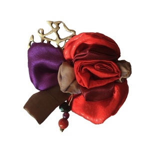 Υφασμάτινη Καρφίτσα με κόκκινο σατέν τριαντάφυλλο - ύφασμα, μπρούντζος, χάντρες, μαμά, λουλούδια