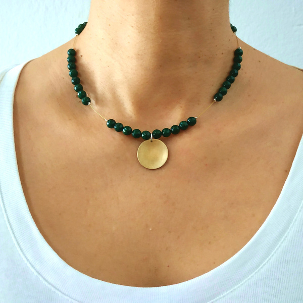Χειροποίητο κολιέ με πράσινη πέτρα νεφρίτη και χρυσόχρωμο κύκλο. - ορείχαλκος, νεφρίτης, κοντά - 2