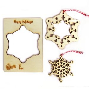 Διπλό ξύλινο στολίδι "Νιφάδα 2" σε κάρτα - ξύλο, χάραξη, χριστουγεννιάτικα δώρα, στολίδια, προσωποποιημένα - 4