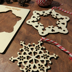 Διπλό ξύλινο στολίδι "Νιφάδα 2" σε κάρτα - ξύλο, χάραξη, χριστουγεννιάτικα δώρα, στολίδια, προσωποποιημένα - 3