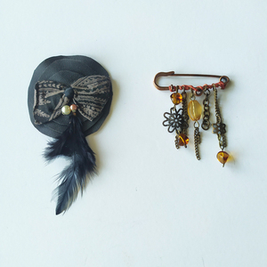 Καρφίτσες 2 σχέδια, δερματίνη φιόγκος φτερό και πέρλες, χάλκινη παραμάνα μελί χάντρες - ύφασμα, φτερό, χειροποίητα, μπρούντζος, πρωτότυπα δώρα