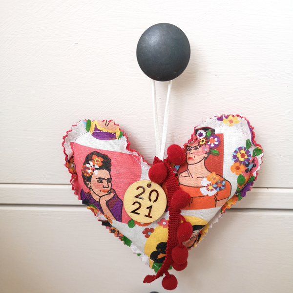 Υφασμάτινο γούρι 2021 καρδιά Frida - ύφασμα, χριστουγεννιάτικα δώρα, frida kahlo, γούρια - 2