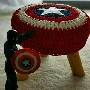 Χειροποίητο πλεκτό σκαμπό Captain America