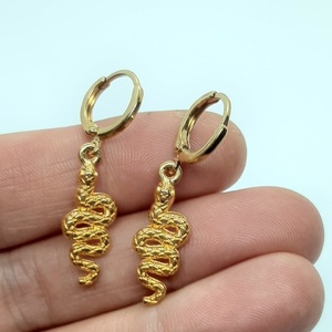 Μίνιμαλ χρυσά σκουλαρίκια φίδι - επιχρυσωμένα, ορείχαλκος, κρίκοι, φθηνά - 3