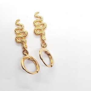 Μίνιμαλ χρυσά σκουλαρίκια φίδι - επιχρυσωμένα, ορείχαλκος, κρίκοι, φθηνά - 5