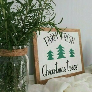 "Farm fresh Christmas trees" - Χριστουγεννιάτικη ξύλινη πινακίδα 30 x 25 εκ - ξύλο, χριστουγεννιάτικο, διακοσμητικά, χριστουγεννιάτικα δώρα, ξύλινα διακοσμητικά τοίχου, δέντρο - 2